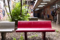 Inauguração do Banco Vermelho na Unidade Jardim Universitário busca promover reflexão sobre a vida da mulher e mobilização contra o feminicídio.