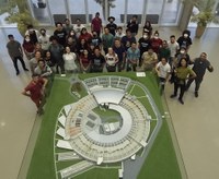 No dia 16 de novembro, estudantes de graduação e pós-graduação do ILACVN visitaram o Centro Nacional de Pesquisa em Energia e Materiais, em Campinas/SP, e conheceram o acelerador de partículas Sirius.