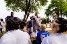 Peça utiliza o espanhol e o portunhol como línguas de cena e se aproxima da estética do teatro de rua
