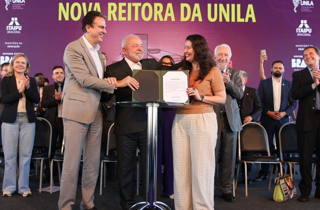 Posse foi assinada pela reitora Diana Araujo Pereira e o ministro da Educação Camilo Santana