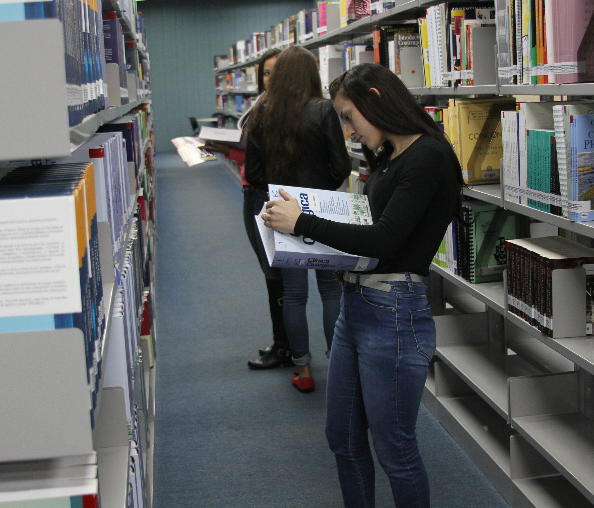 O acervo de quase 20 mil livros está disponível para consulta de alunos e comunidade