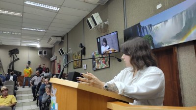 Natasja Savério apresentou a análise sobre o Armazém da Família em audiência pública na Câmara de Vereadores