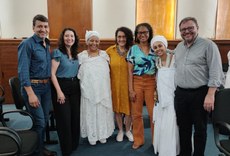 A sessão contou com a presença de Mãe Edna de Baru, um ícone da preservação e da difusão da cultura e expressão negra na cidade de Foz do Iguaçu