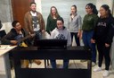 Marina Araldi (ao piano) e seus alunos: desafio de aprender e ensinar 