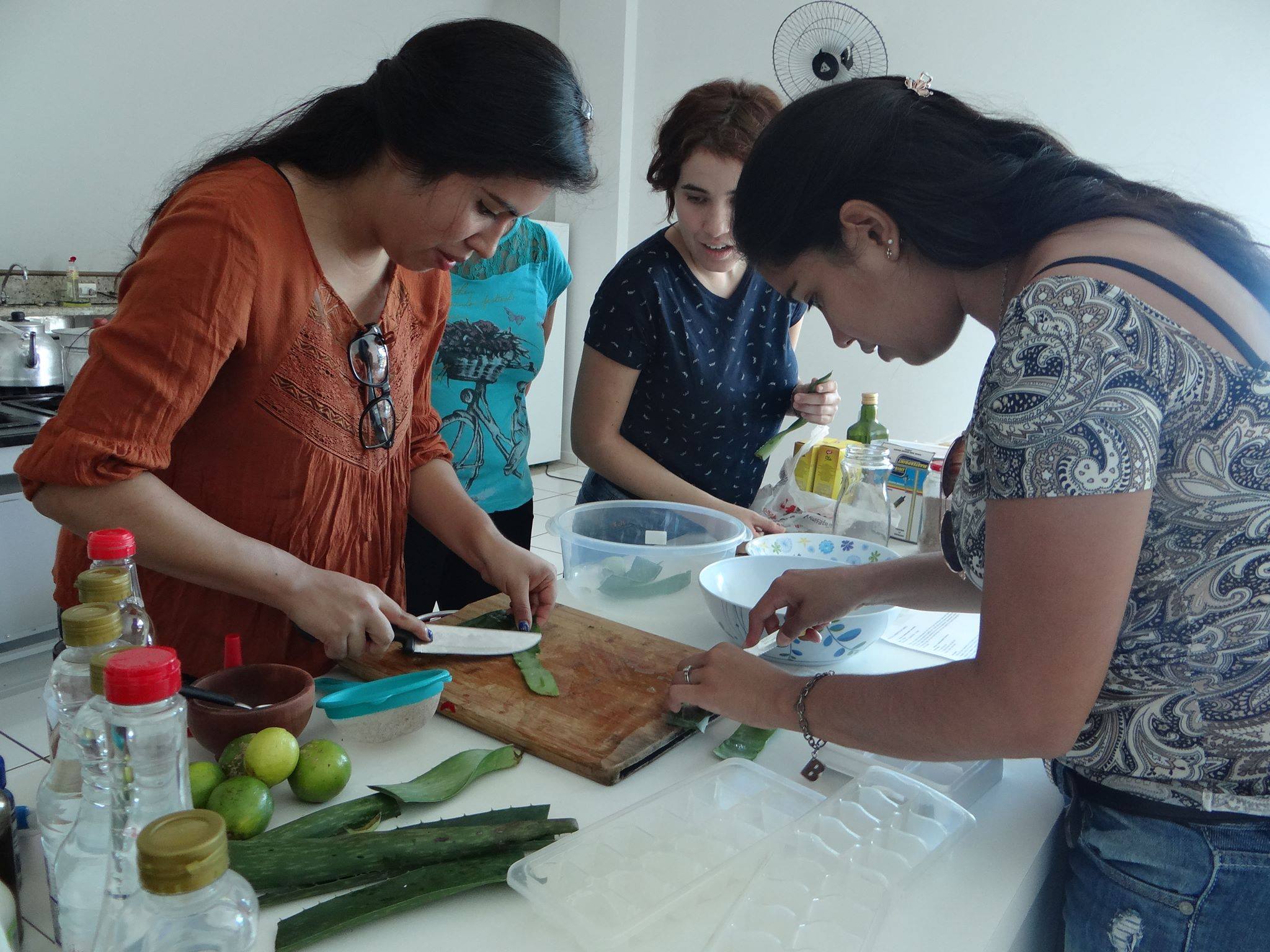 Mulheres descascam alimentos que serão utilizados para fazer xampú