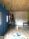 Nos intervalos das aulas, estudantes da UNILA trabalham na reforma da biblioteca em Puerto Iguazu