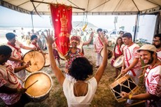 O coletivo Kaburé Maracatu é um dos grupos escalados para fazer a festa neste domingo