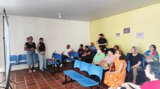 Sheila (em pé, à esq) na oficina com idosos no Cras Oeste (foto: arquivo pessoal)