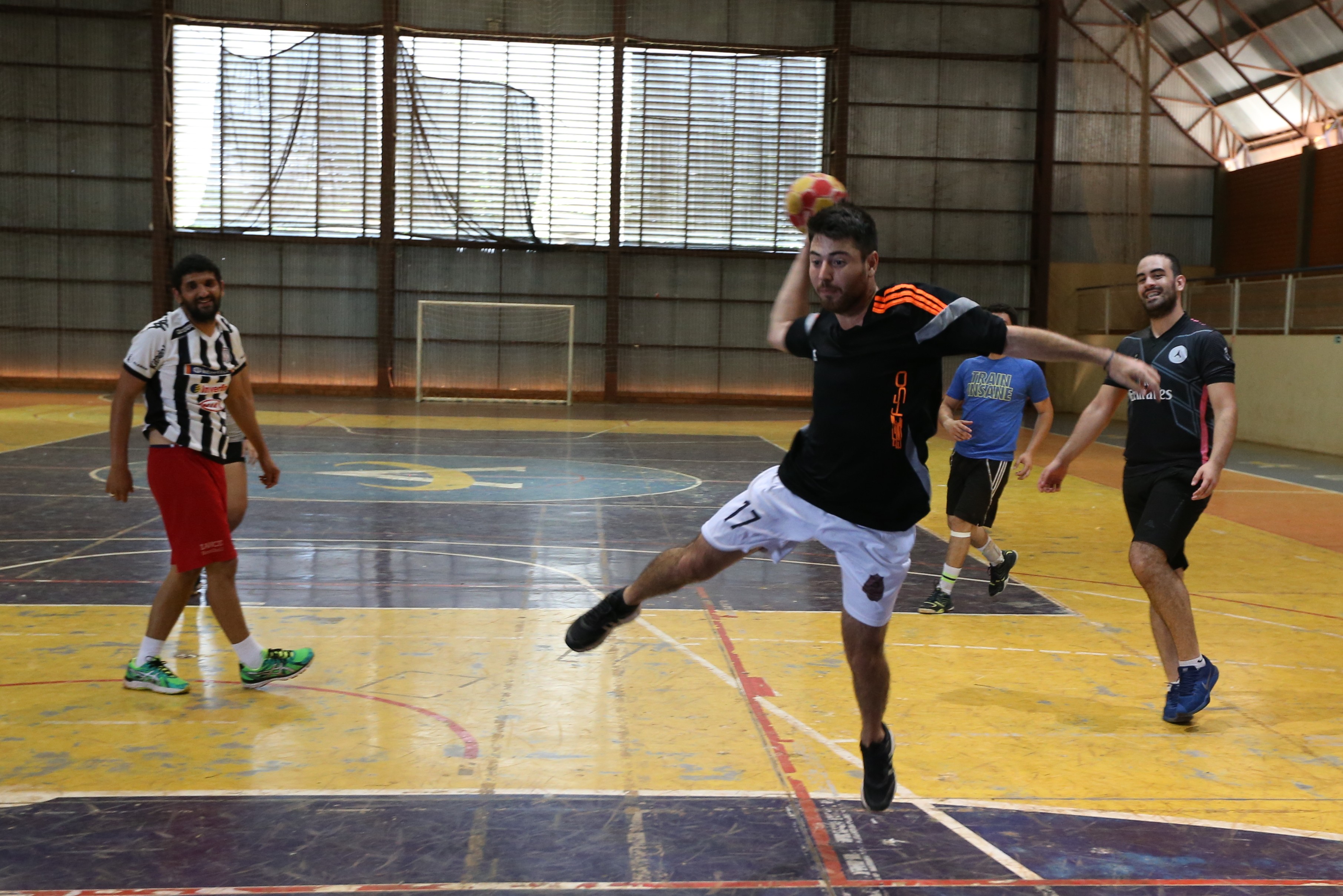 Treino de handebol na quadra da UNILA