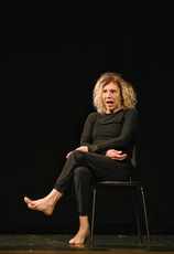 Denise Stoklos, criadora do Teatro Essencial  Foto Instagram  @rondinelle_de_paula