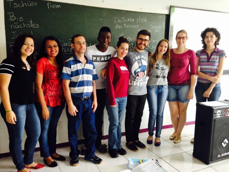 Estudantes em curso de idioma alemão - projeto de extensão da UNILA 