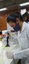 Estudante manipula exames coronavírus