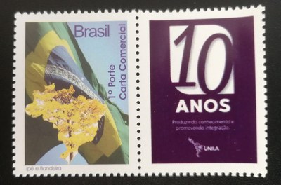 Com tiragem limitada, o selo foi criado para celebrar o crescimento e fortalecimento da Universidade na cidade de Foz do Iguaçu e na região da Tríplice Fronteira