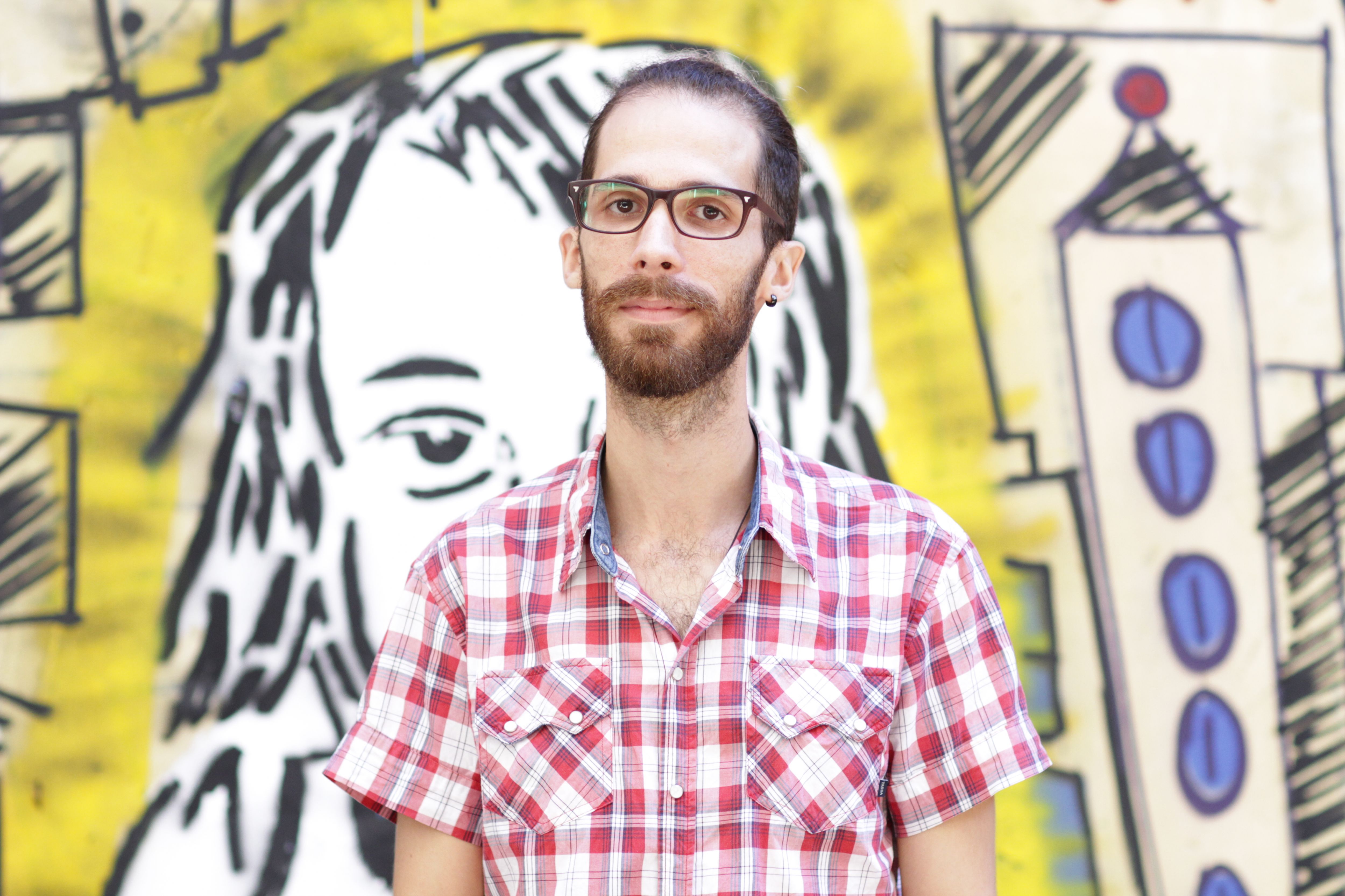 Yuri Amaral, artesão gráfico iguaçuense e autor da obra Fanzines – reflexões sobre cultura, memória e internet