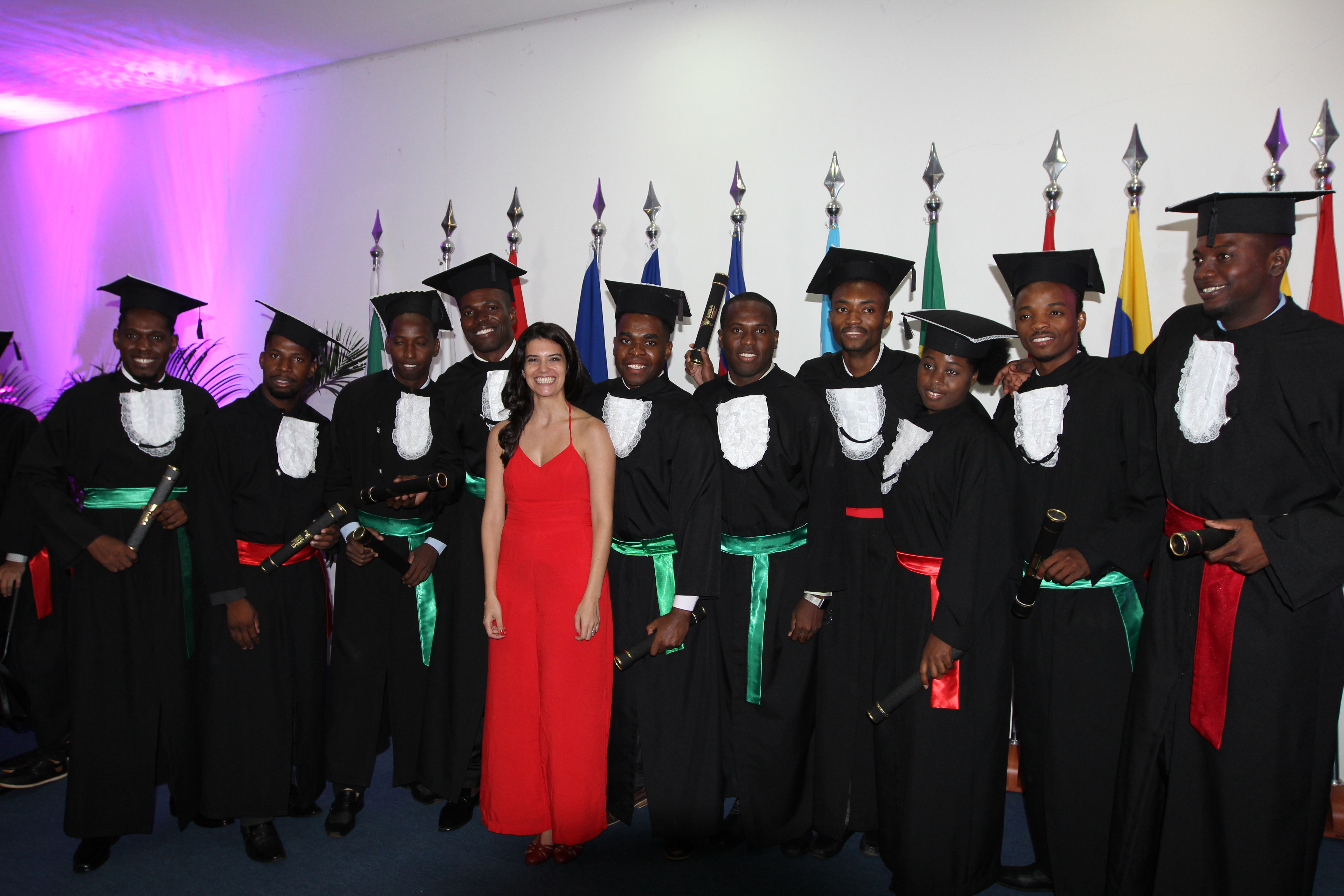 Formandos junto com a paraninfa da turma, a professoraMarina Machado Gouveia