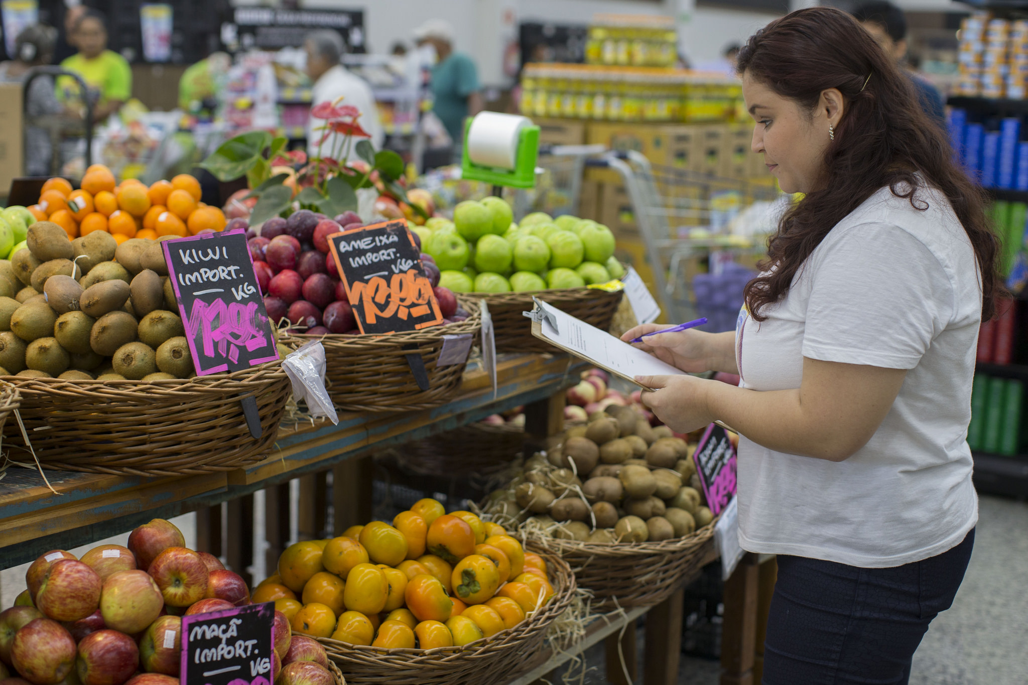 Estudantes realizam pesquisas nos supermercados de Foz do Iguaçu