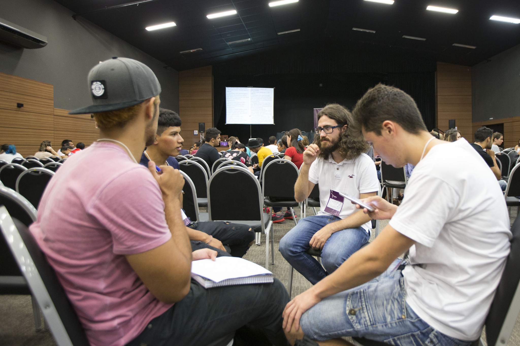 Os novos estudantes formaram grupos para debater temas relacionados à América Latina