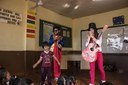 Atividades lúdicas realizadas com crianças na escola incluem peças de teatro e música
