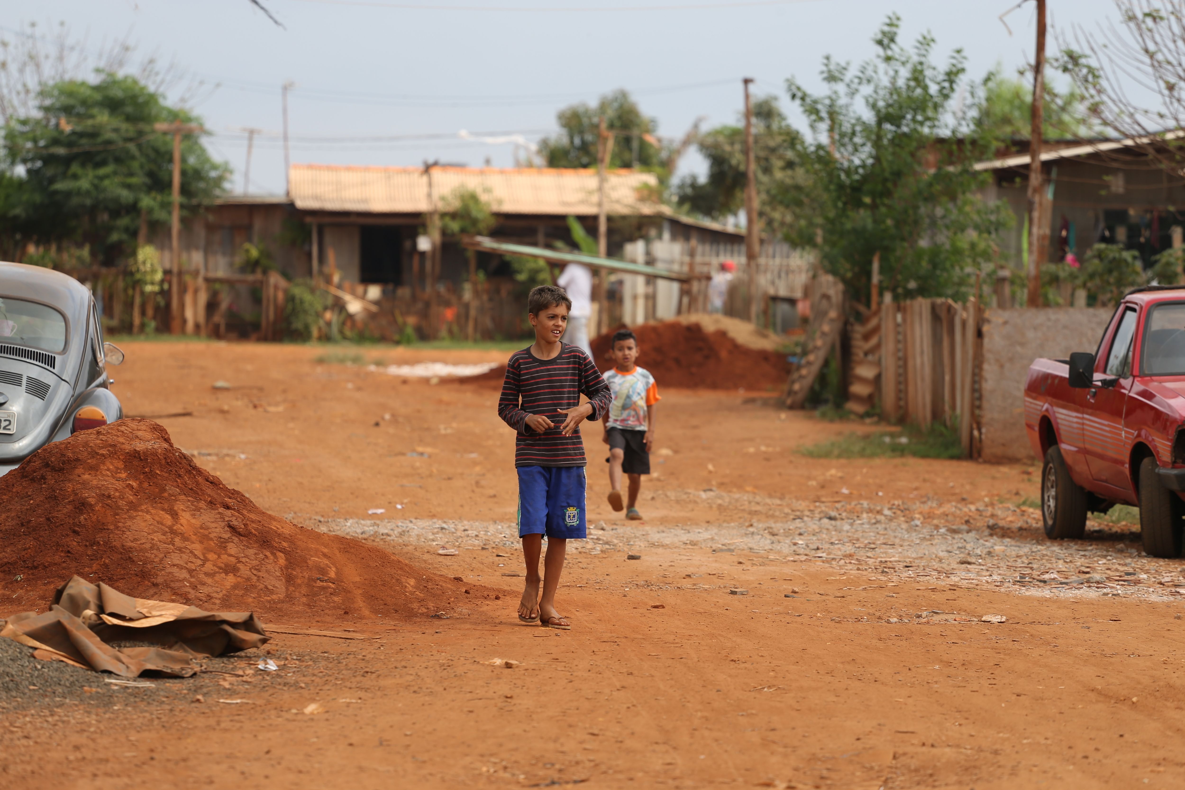 Crianças brincam em rua de terra na Ocupação do Bubas