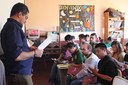 Foto do professor Mario Ramao e alunos, em sala de aula na Escola Intercultural Bilíngue Tekoa Yryapu - localizada na aldeia guarani Yryapu, em Puerto Iguazú