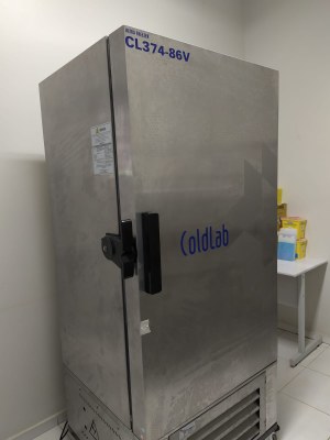 Com capacidade de armazenamento de 380 litros, o freezer atinge a temperatura mínima de -86ºC e é utilizado para armazenar material biológico e reagentes