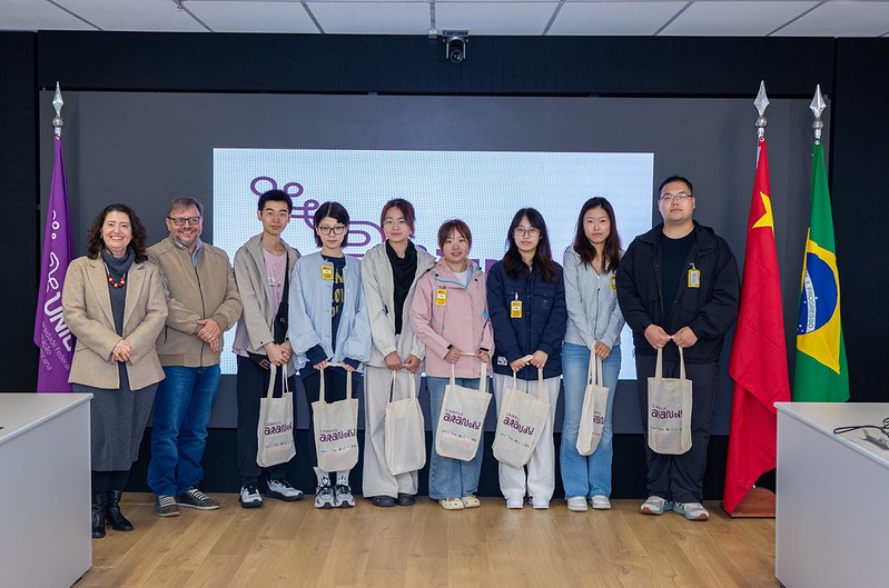 Reitoria e estudantes chineses Reitoria e estudantes chineses
