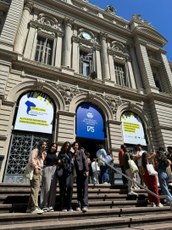 Estudantes da UNILA em frente ao prédio da Udelar 