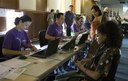 Servidores da UNILA atendem estudantes para a matrícula on-line